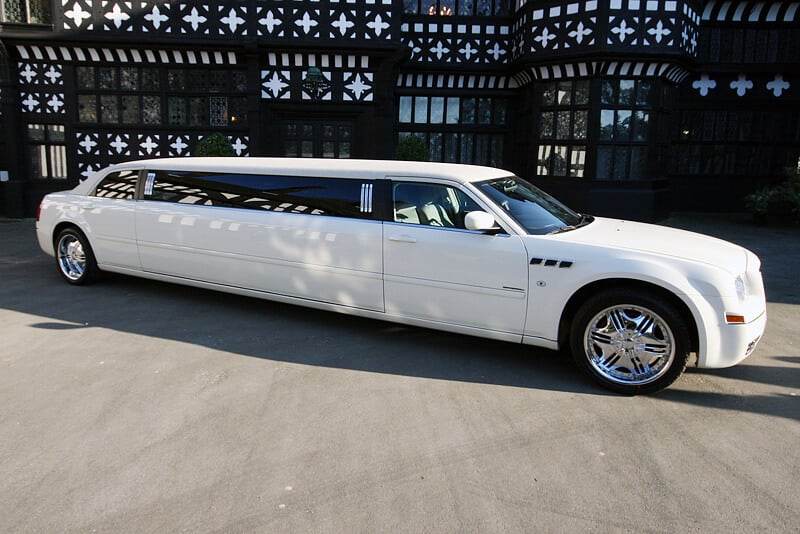 How to Enjoy a Luxury Travel Experience With a Limo Service?